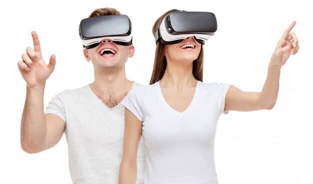 Homme et femme avec des lunettes de réalité virtuelle