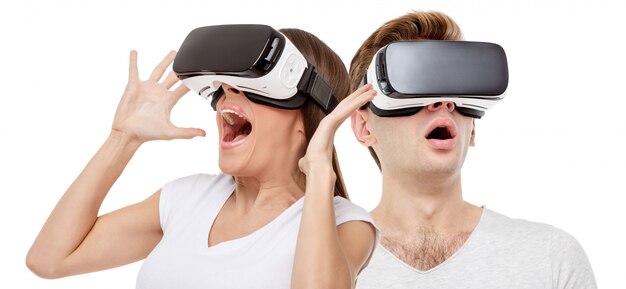 Homme et femme avec des lunettes de réalité virtuelle