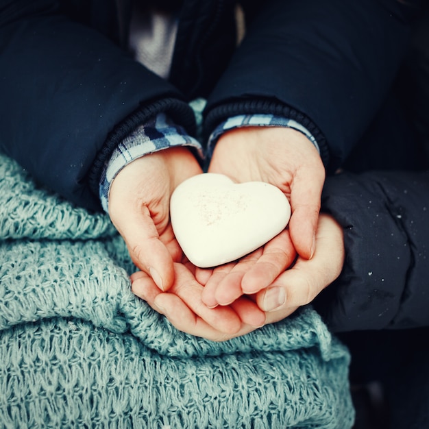 Homme et femme mains tenant coeur de pain d'épice