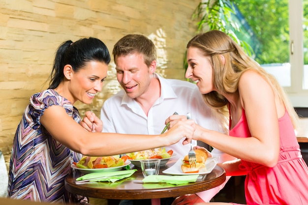 homme et femme mangeant une salade fraîche au petit déjeuner