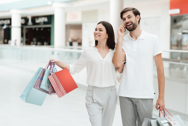 Un homme et une femme marchent dans un autre magasin du centre commercial.