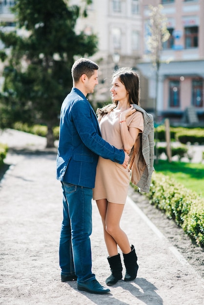 L'homme et la femme marchent le matin dans les rues vides de la vieille Europe