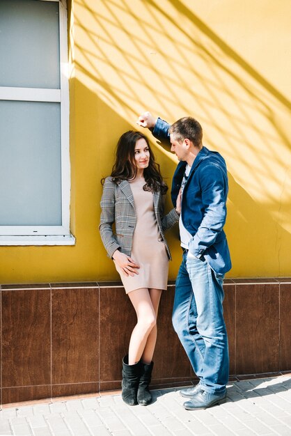 L'homme et la femme marchent le matin dans les rues vides de la vieille Europe