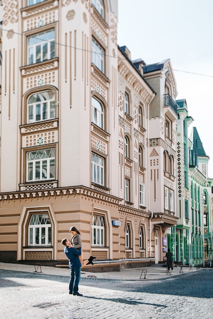 L'homme et la femme marchent le matin dans les rues vides de la vieille Europe