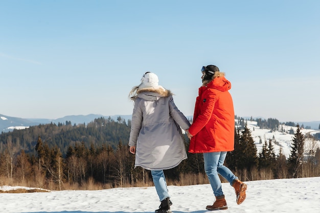 Un homme et une femme marchent