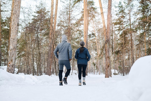 Un homme et une femme méconnaissables un jour d'hiver