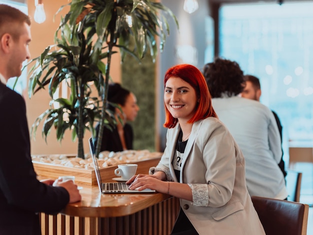 l'homme et la femme modernes utilisent des appareils modernes, un ordinateur portable, une tablette et un smartphone et organisent de nouveaux projets pour le travail. Notion d'entreprise.