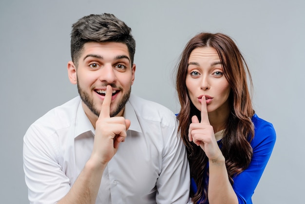 Homme et femme montrant un geste silencieux avec les doigts