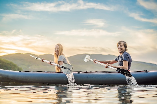 Homme et femme nage en kayak dans la mer sur fond d'île Concept de kayak Concept de kayak avec la famille du père mère en mer