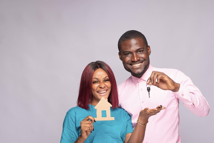Photo un homme et une femme noirs achètent un concept de maison.