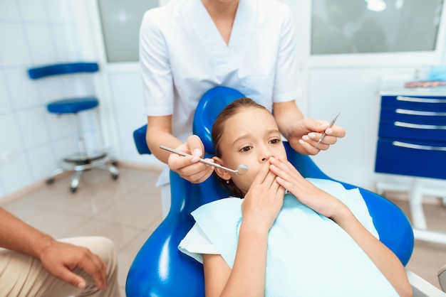 Photo un homme et une femme ont conduit la fille à consulter un dentiste