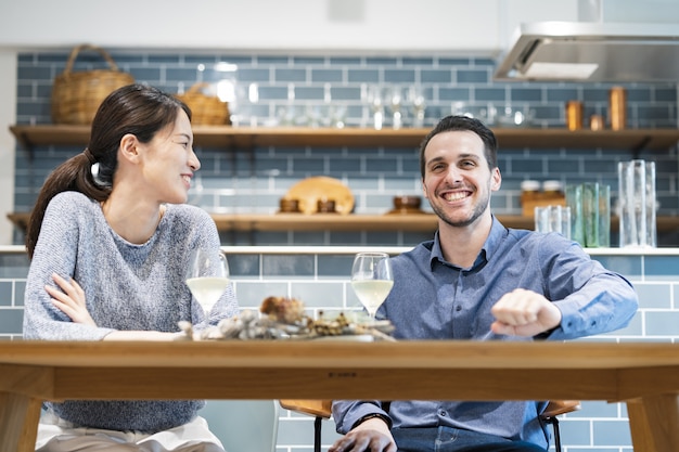 Homme et femme parlant avec un sourire