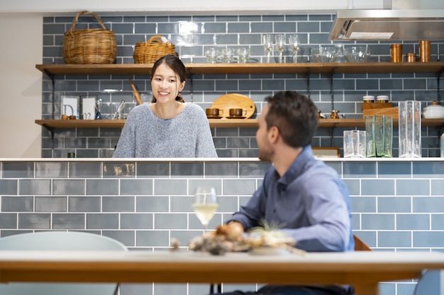 Homme et femme parlant avec un sourire