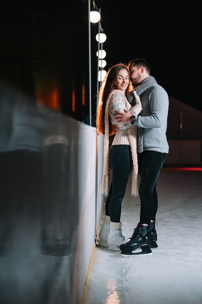 Homme et femme sur une patinoire