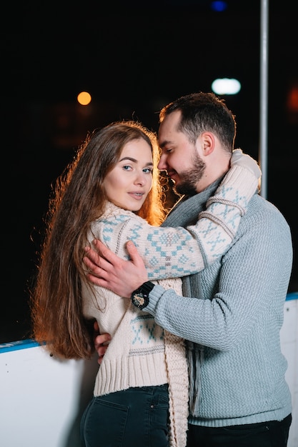 Homme et femme sur une patinoire