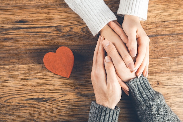 Homme et femme avec petit coeur sur bois