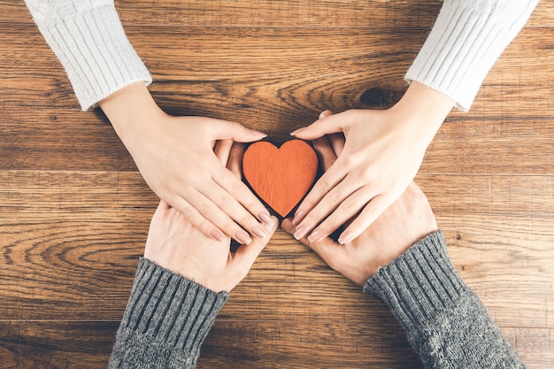 Homme et femme avec petit coeur sur bois