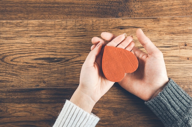 Homme et femme avec petit coeur sur bois