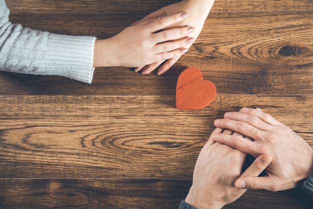 Homme et femme avec petit coeur sur bois