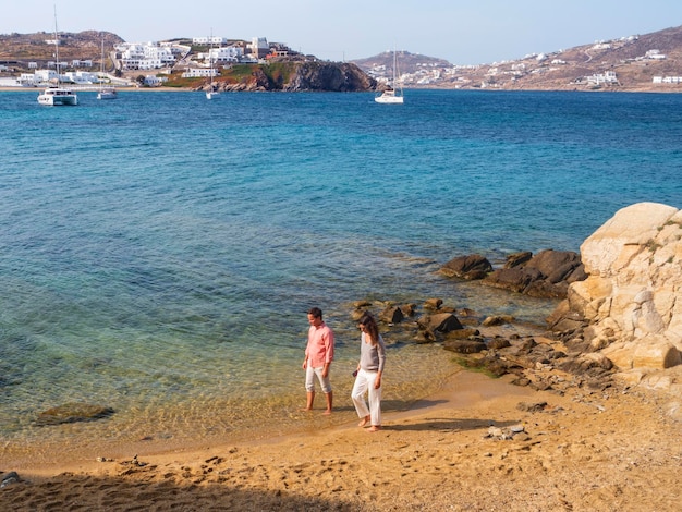 Homme et femme sur la plage de l'île de Mykonos en Grèce