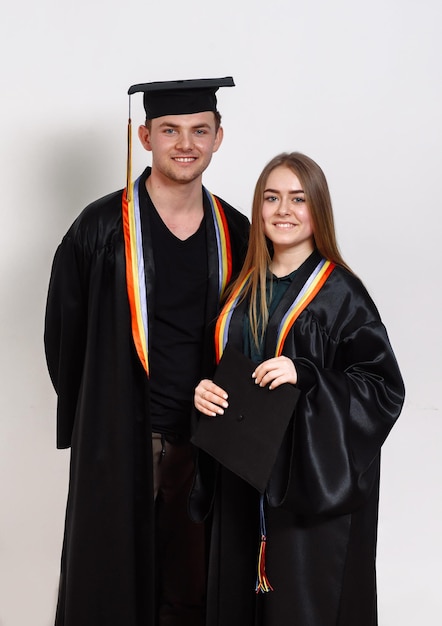 Un homme et une femme portant une robe de graduation