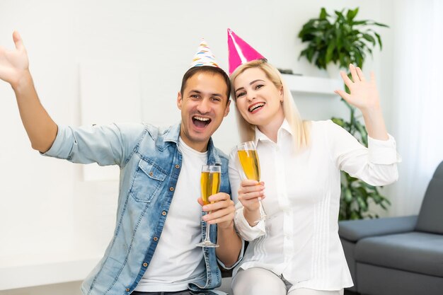 l'homme et la femme portent des casquettes de vacances