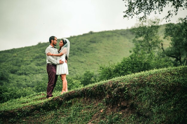 Homme et femme posant pour la session de mariage