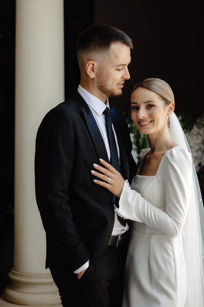 un homme et une femme posent pour une photo