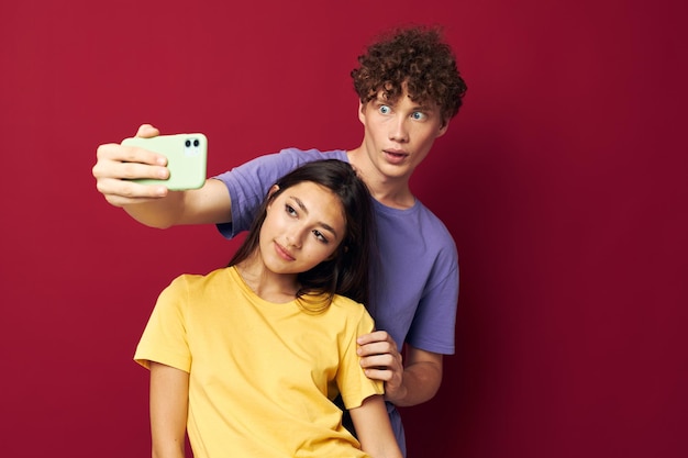 L'homme et la femme prennent un selfie en posant un câlin