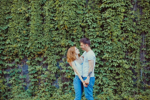 Photo un homme et une femme près des plantes.