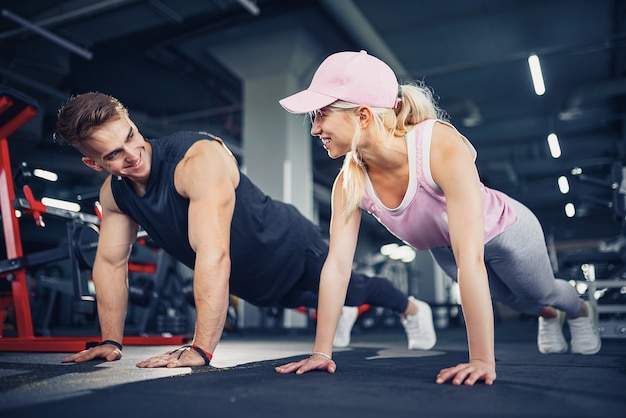 L'homme et la femme renforcent les mains à la formation de remise en forme