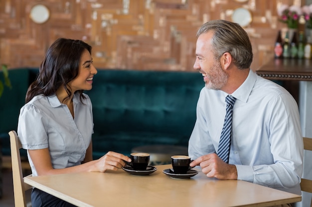 Homme, femme, réunion, café, restaurant