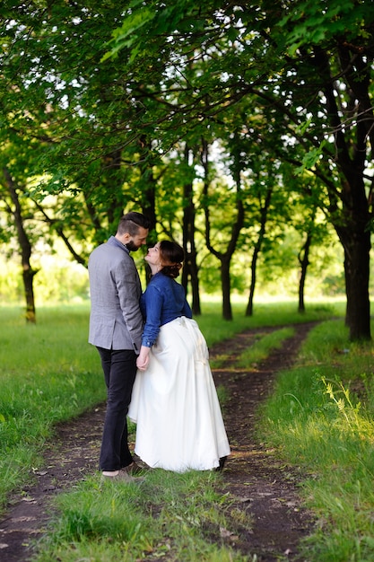 Homme et femme sur la route forestière