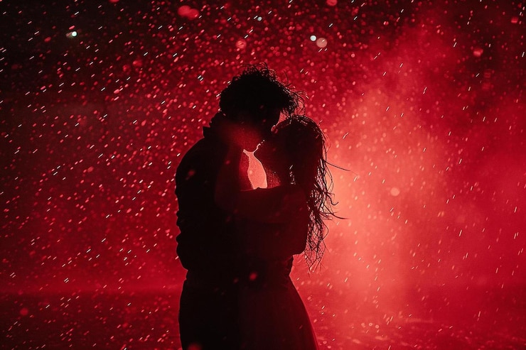 Photo un homme et une femme s'embrassant sous la pluie
