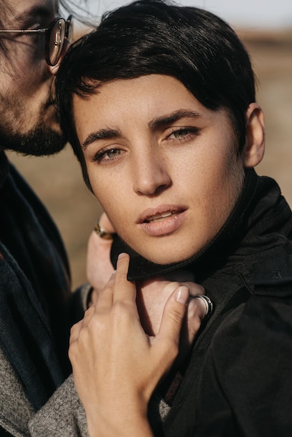 Un homme et une femme s'embrassent et se regardent.