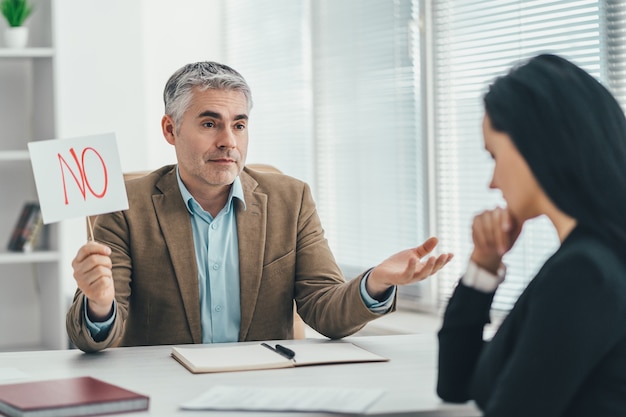 L'homme et la femme s'entretiennent au bureau