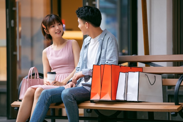 Homme et femme avec des sacs à provisions colorés