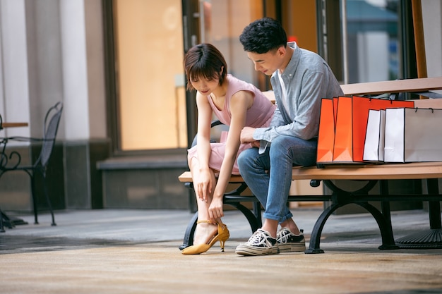 Homme et femme avec des sacs à provisions colorés