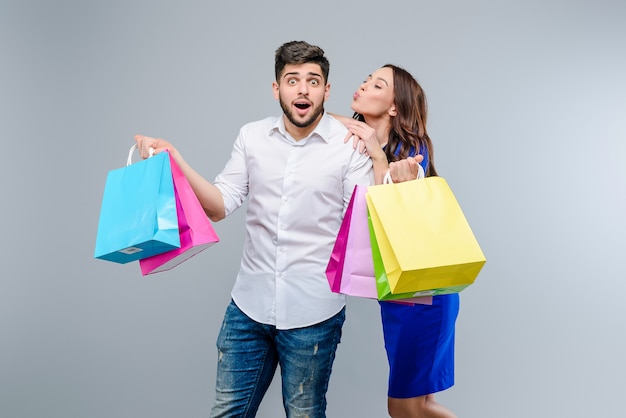 Homme et femme avec des sacs à provisions, ils ont obtenu une vente