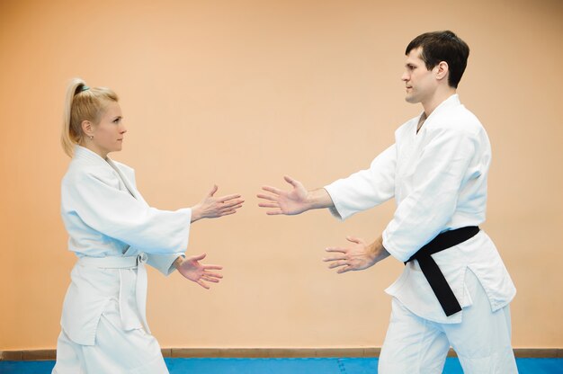 Homme Et Femme Se Battant à La Formation D'aïkido à L'école D'arts Martiaux