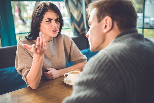 L'homme et la femme se disputant dans le restaurant