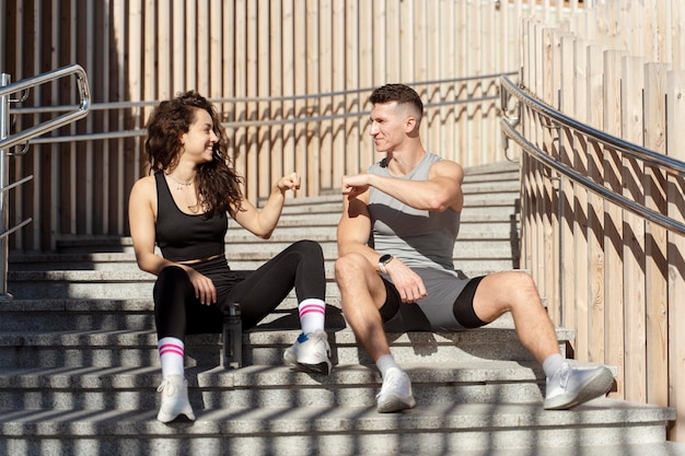 Un homme et une femme se frappent les poings après la course du matin