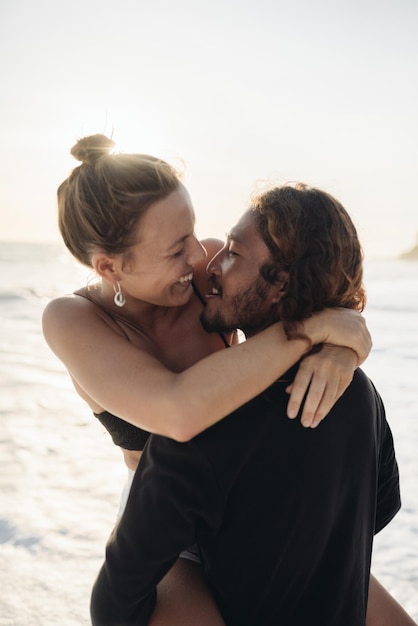 Un homme et une femme se regardent contre l'océan