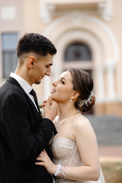 un homme et une femme se regardent et la femme porte un tiara