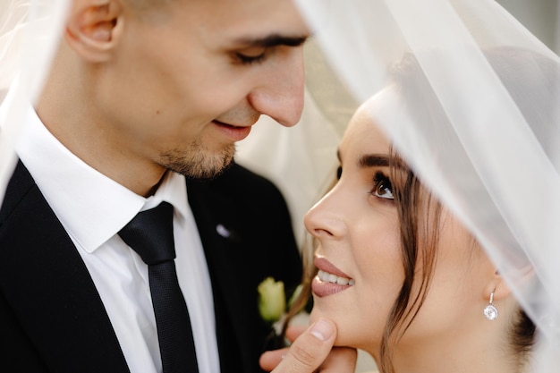 un homme et une femme se regardent et la femme porte un voile blanc