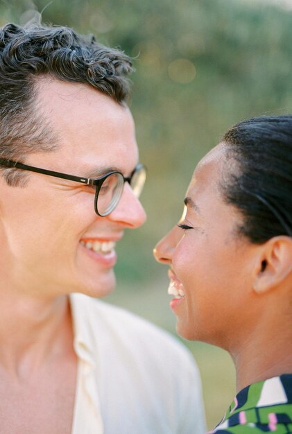 Un homme et une femme se regardent en riant.