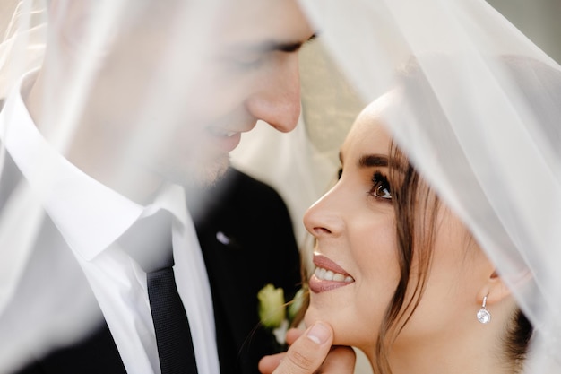 un homme et une femme se regardent et sourient