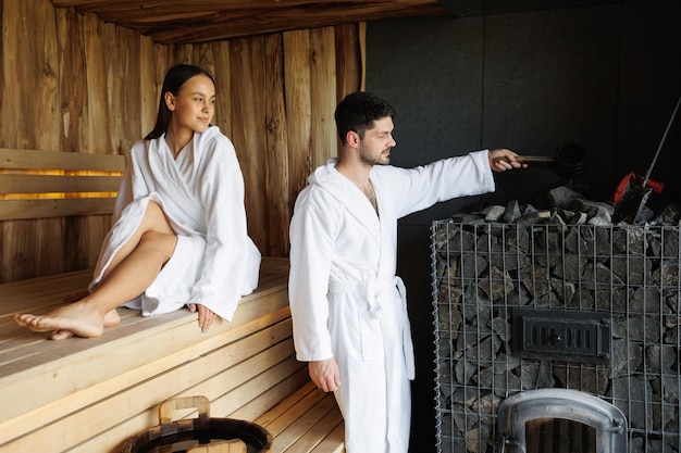 Homme et femme se relaxant dans le sauna