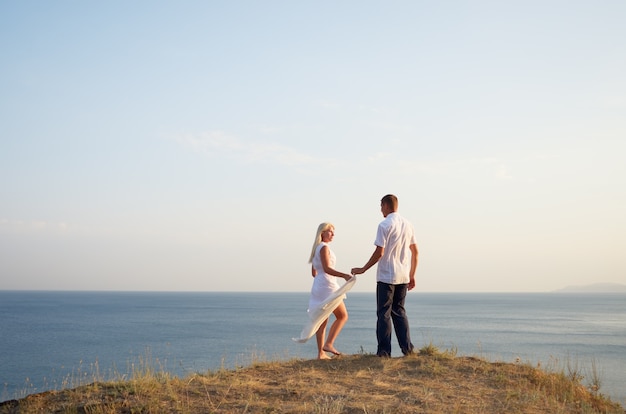 Homme et femme se reposant au bord de la mer