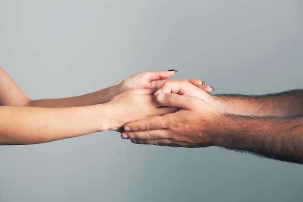 Un homme et une femme se serrent la main tendrement